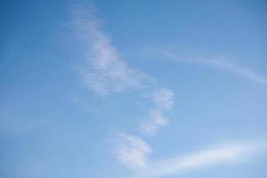 blauer Himmel mit Wolken foto