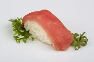 Thunfisch-Sushi auf weißem Hintergrund foto