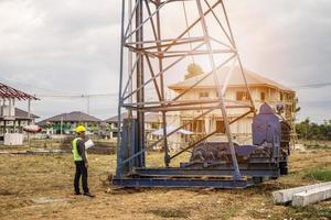 asiatischer geschäftsmann-bauingenieurarbeitskraft an der hausbaustelle foto