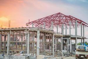 Bau neues Wohnhaus im Gange auf der Baustelle foto