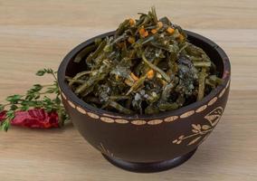 Laminaria-Salat in einer Schüssel auf Holzhintergrund foto