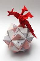 Origami Drache auf Papierkugel