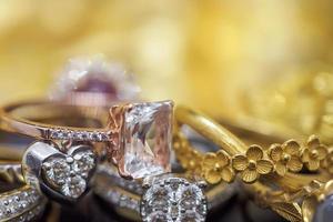 luxusgoldschmuckdiamant und rosa topasringe mit reflexion auf schwarzem hintergrund foto
