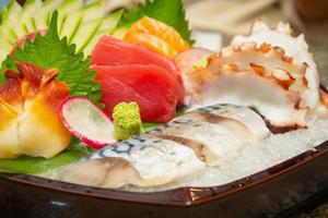 Das Sashimi-Mix-Set umfasst Lachs, Thunfisch, Saba, Tai, Tako und Hokkigai foto