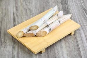 Zuckersticks auf Holzbrett und Holzhintergrund foto