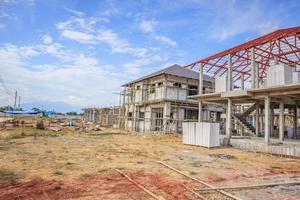 Bau neues Wohnhaus im Gange auf der Baustelle foto