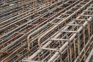 Stahlbewehrung für Stahlbeton auf der Baustelle foto