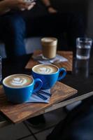 Cappuccinos auf dem Tisch im dunklen Restaurant foto