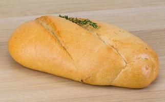 Baguettebrot auf Holzhintergrund foto