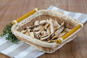 Shiitake in einem Korb auf Holzhintergrund foto