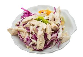 Hühnersalat auf dem Teller und weißem Hintergrund foto