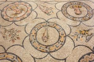altes Bodenmosaik in der Basilika von Aquileia