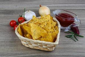 Nachos in einem Korb auf Holzhintergrund foto