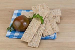 Knäckebrot auf Holzhintergrund foto