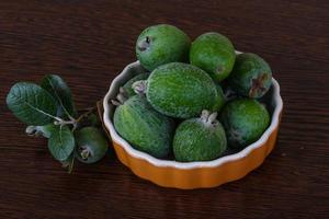 Feijoa-Frucht in einer Schüssel auf Holzhintergrund foto