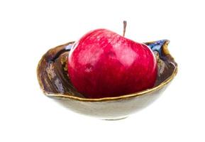 frische rote Äpfel in der Schale isoliert auf weißem Hintergrund foto