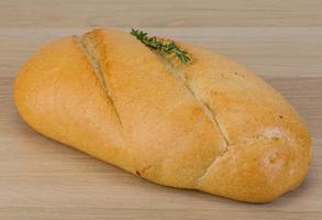 Baguettebrot auf Holzhintergrund foto