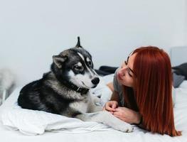 Frau und Hund foto