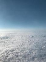 Vogelperspektive der weißen Wolken und des Himmels foto