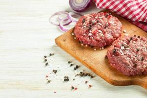 rohes hausgemachtes Rindfleisch-Burger-Schnitzel
