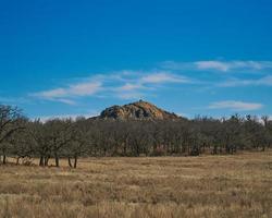 Menschen auf Berg unter blauem Himmel foto