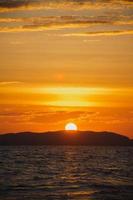 schöner sonnenuntergang am meer am abend foto