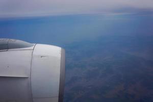 Jet-Flugzeug-Fenster-Himmelsblick mit Maschinenflügel am Morgen. foto