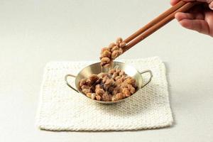 japanische natto klebrige fermentation sojabohne auf kleiner goldener schüssel foto