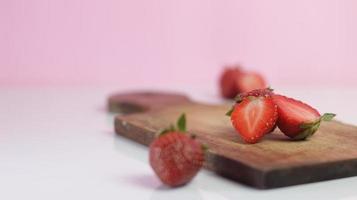 Erdbeeren frisch isoliert auf weißem Hintergrund foto