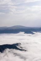 Berge bedecken im Nebel foto