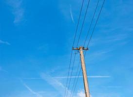 Strommast Stromleitungen ausgehende elektrische Drähte gegen den blauen Himmel der Wolke. foto