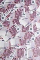 Nahaufnahme Hintergrundfoto Menge von fünfhundert Banknoten der Währung der Europäischen Union. Viele rosafarbene 500-Euro-Scheine liegen daneben. Symbolisches Texturfoto für Reichtum foto