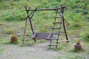 eine selbstgebaute Schaukel befindet sich im Freien. ein handgefertigtes Produkt für Unterhaltung und Erholung foto