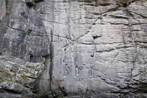 heller, grober, natürlicher Steinhintergrund. Bergbau Klippe raue Vorderseite. große kalksteinstapelkulisse. Schwere Grunge beschädigte Granitblockstruktur foto