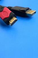 Audio-Video-HDMI-Computerkabelstecker und vergoldeter 20-poliger Displayport-Stecker für eine einwandfreie Verbindung auf blauem Hintergrund foto