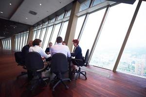 geschäftsleute gruppieren sich beim treffen in einem modernen, hellen büro foto