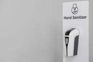 automatischer Alkoholspender. Hygienestation zur Reinigung der Hände. foto