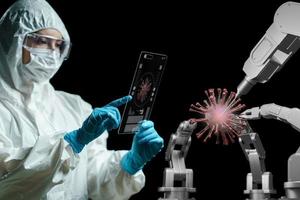 arzt im hazmat-anzug, der eine transparente tablette hält, um den weißen mechanischen roboterarm mit rotem virus zu kontrollieren. Coronavirus-Konzept. 3d foto