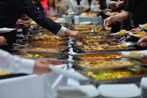 Blick auf das Essen vom Buffet foto