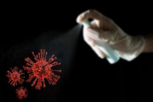 hand mit desinfektionsspray, alkoholsprühdesinfektionsmittel, um die ausbreitung des coronavirus zu stoppen foto