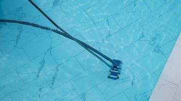 Reinigungsservice und Wartung des Pools. Schwimmbadreinigung. foto