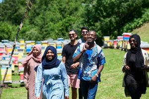 volksgruppe, die die lokale honigproduktionsfarm besucht foto