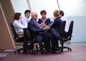 geschäftsleute gruppieren sich beim treffen in einem modernen, hellen büro foto