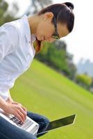 Frau mit Laptop im Park foto