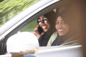 Arabisches Frauenpaar, das mit dem Auto anreist foto