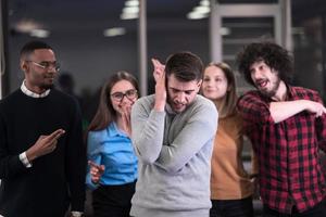 Eine Gruppe junger Geschäftsleute hat Spaß daran, interessante Spiele zu spielen, während sie in einem modernen Büro eine Pause von der Arbeit machen. selektiver Fokus foto