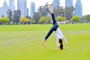 junge Frau im Park springen foto