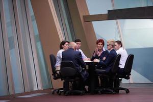 geschäftsleute gruppieren sich beim treffen in einem modernen, hellen büro foto