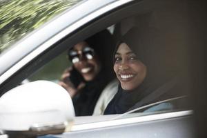 Arabisches Frauenpaar, das mit dem Auto anreist foto