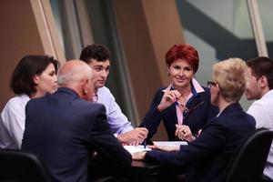 geschäftsleute gruppieren sich beim treffen in einem modernen, hellen büro foto